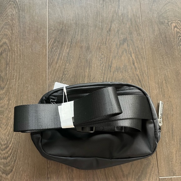 Lululemon Everywhere Belt Bag - BLACK - Picture 2 of 2